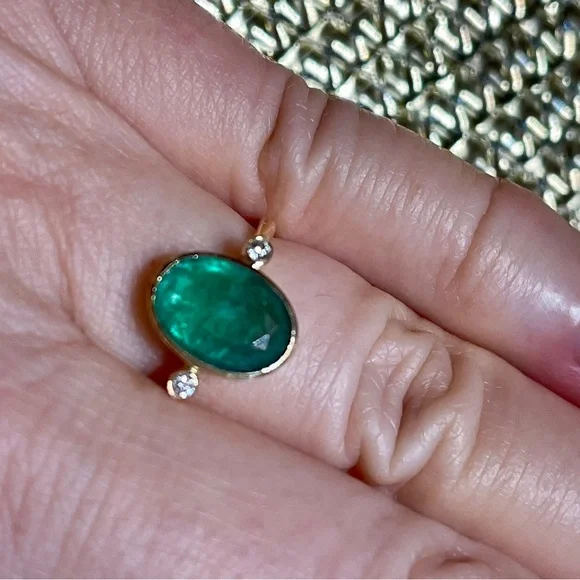 18KT Yellow Gold hallmarked oval Colombian emerald ring with two diamonds NEW - Picture 4 of 8